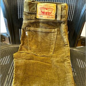 Men’s Pant Size 30x30
Olive, Levi Strauss, Super Skinny
Bangladesh, 100% Cotton